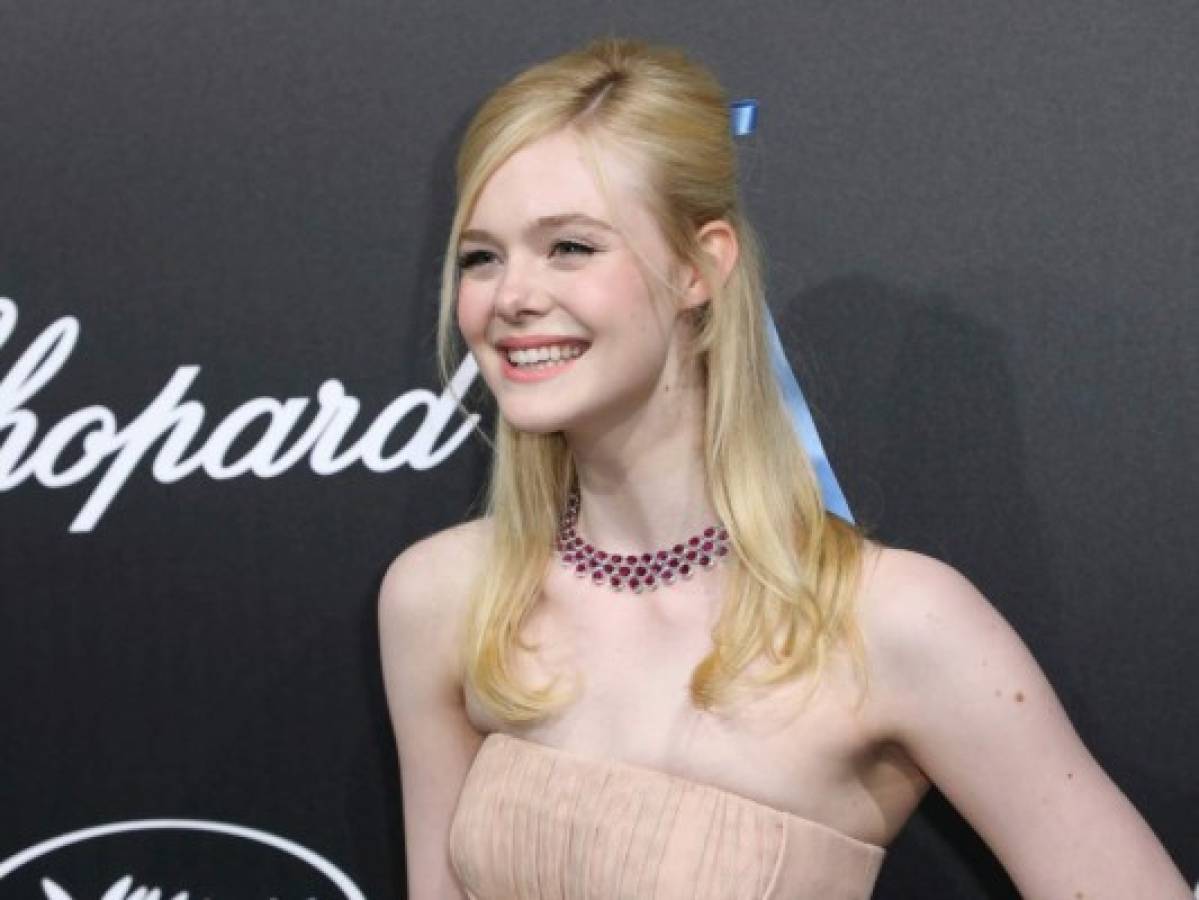 La actriz Elle Fanning se desmaya en el Festival de Cannes por usar un 'vestido ajustado'