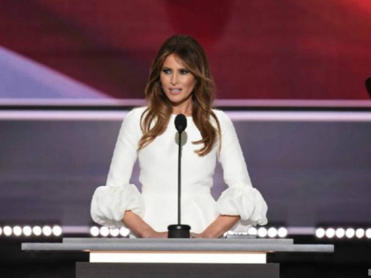 Melania Trump reitera demanda contra diario que dijo que fue prostituta de lujo