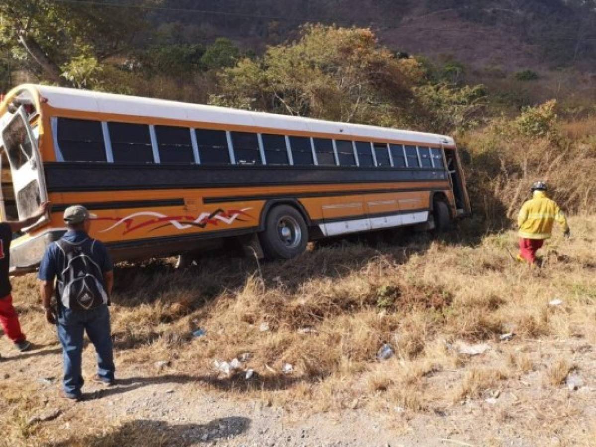 Conductor pierde el control de un bus y cae a una hondonada en la carretera que conduce a Olancho