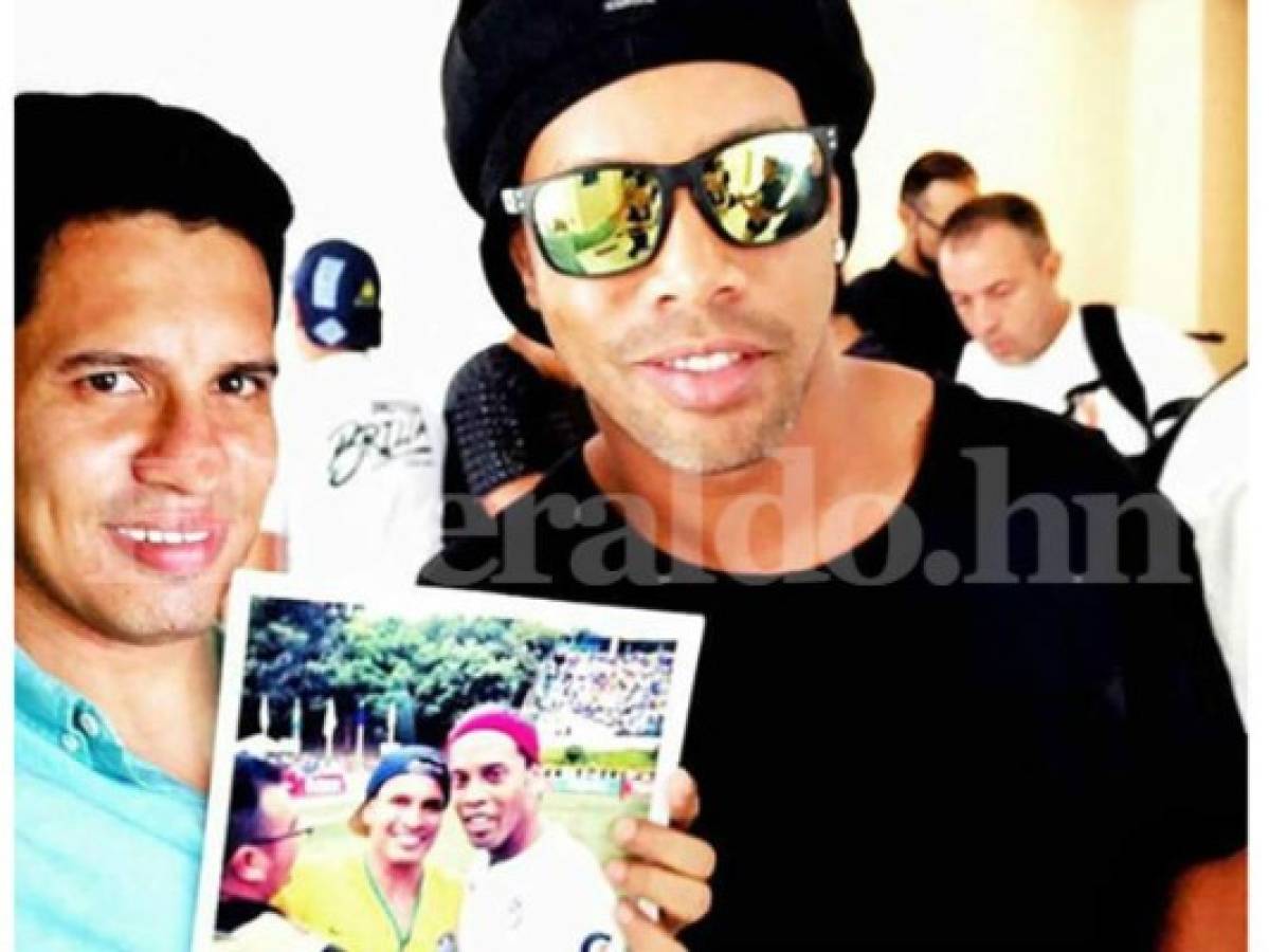 ¡Vaya privilegio! Ronaldinho invitó a aficionado hondureño a su hotel para regalarle autógrafo en persona