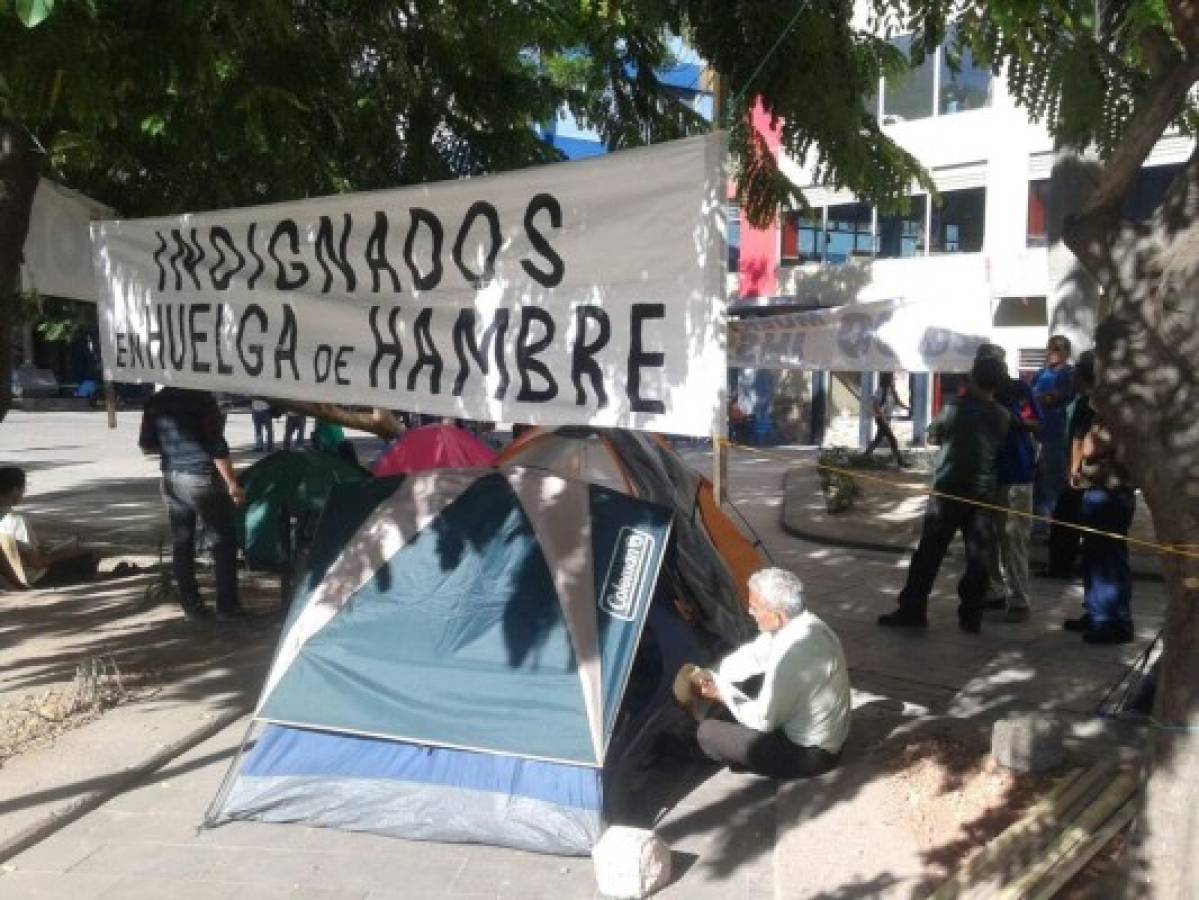 Honduras: Indignados instalan huelga de hambre en la plaza central