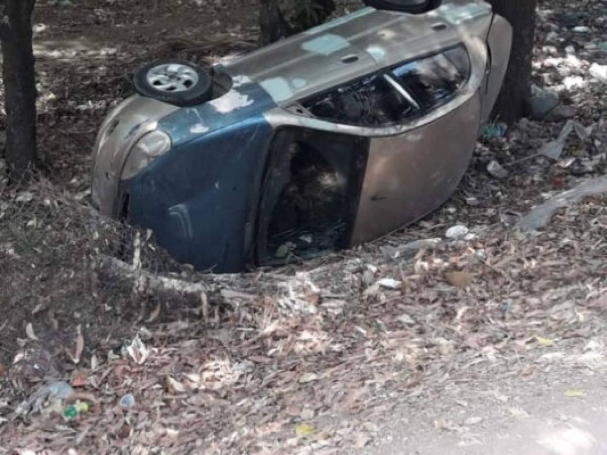 Tres jóvenes se salvan de morir tras volcar vehículo a la altura de colonia La Vega