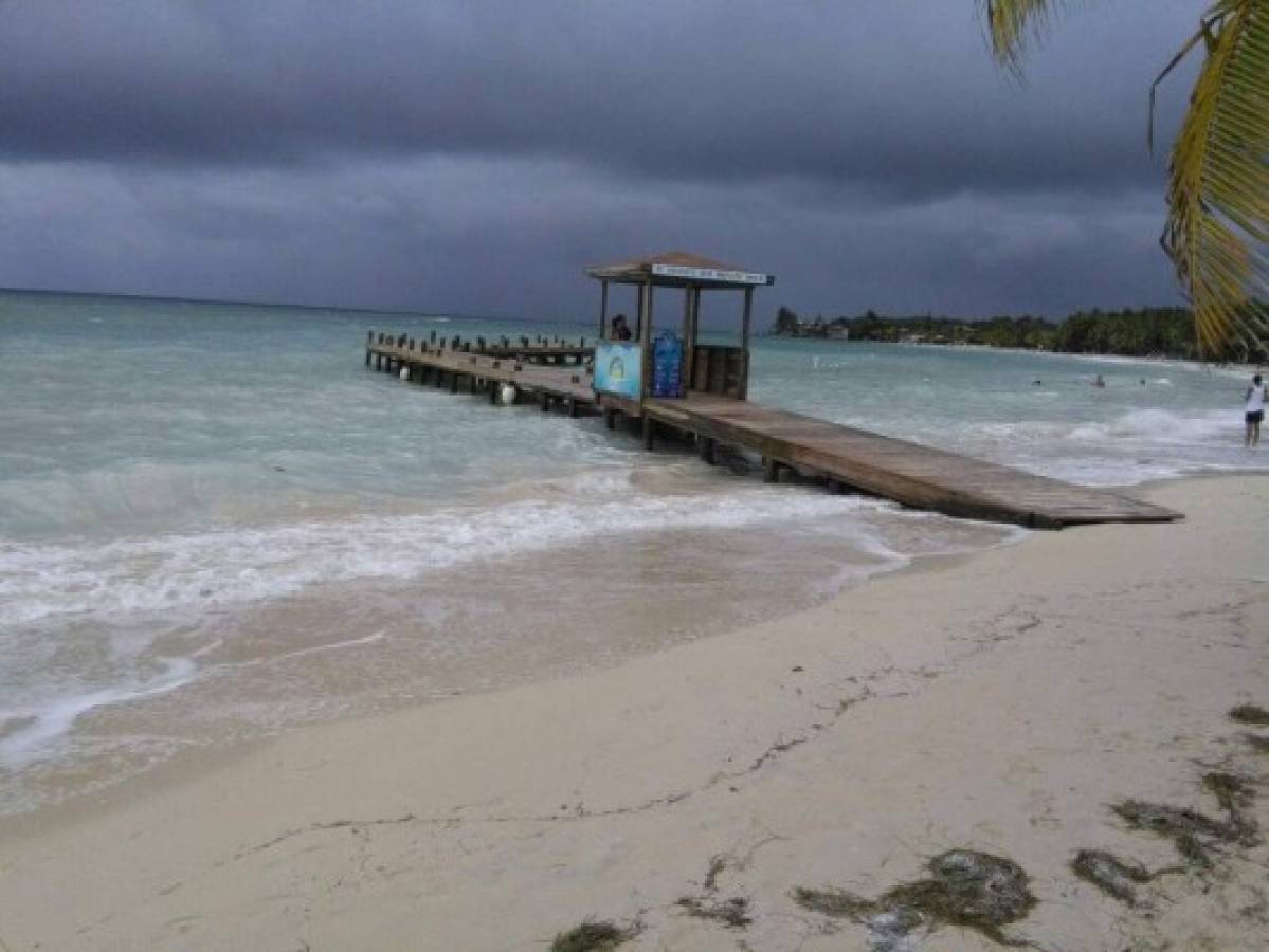 VIDEO: Así es el paso de la tormenta Earl por Roatán