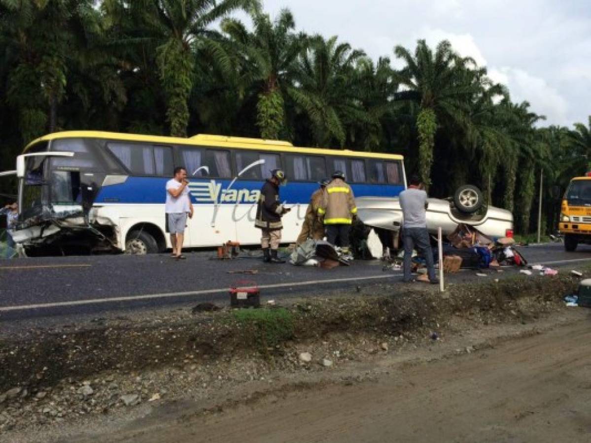 Fatal accidente deja dos muertos, entre ellos un bebé, en carretera que conduce a Tela