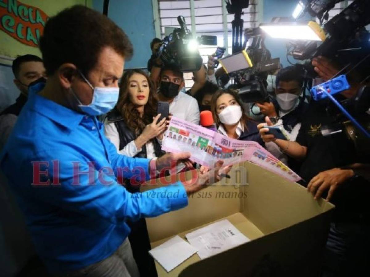 Junto a su esposa Iroshka Elvir, Salvador Nasralla acude a votar en la capital (FOTOS)