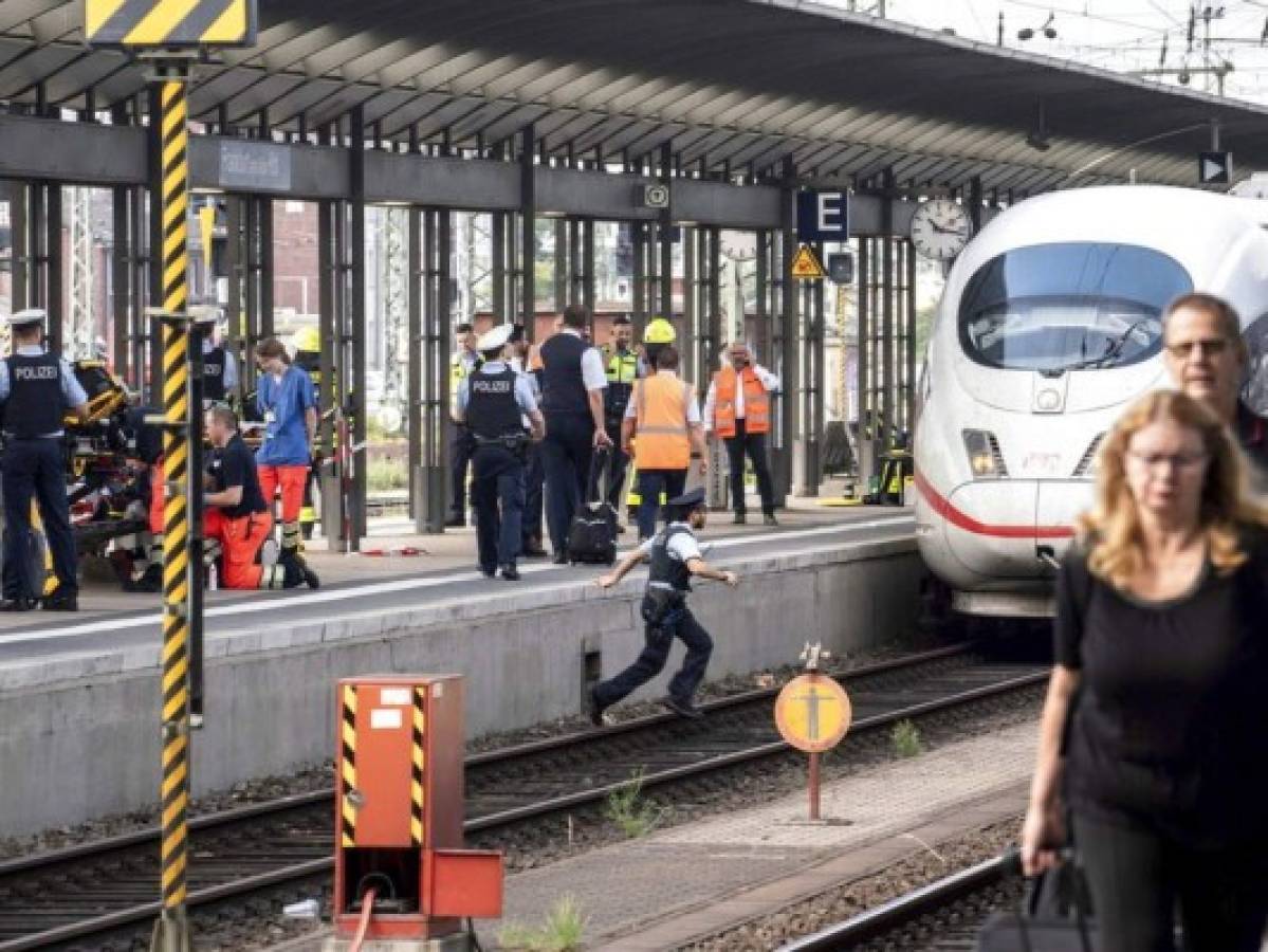 Niño atropellado por tren tras ser empujado en Alemania 