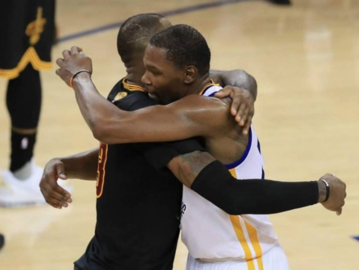 De la mano de Durant y Curry, los Golden State Warriors se impusieron en el Oracle Arena de Oakland. Foto AFP