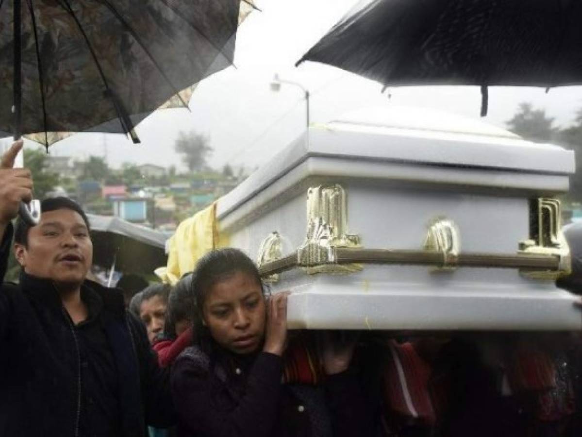 Sepultan a emigrante guatemalteca entre reclamos a Estados Unidos por su muerte