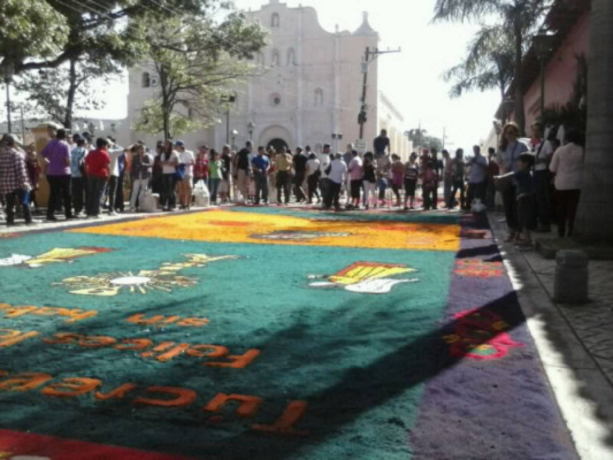 FOTOS: Alfombras llenan de color Tegucigalpa