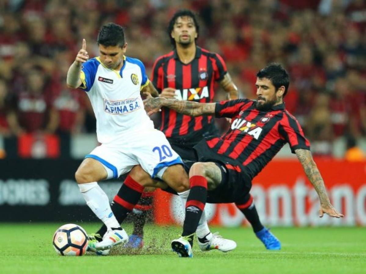 Jugando con diez, el humilde Capiatá de Paraguay le saca un empate 3-3 a Paranaense del Arena da Baixada