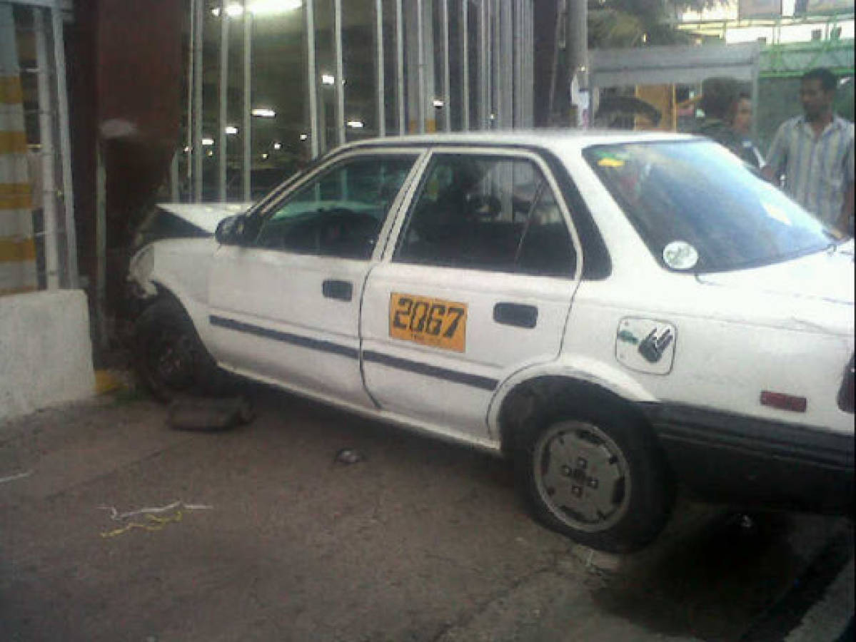 Un choque salva a taxista que iba secuestrado en Tegucigalpa