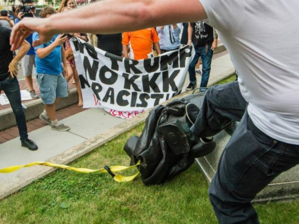 EEUU: después de Charlottesville, manifestantes derriban estatua de soldado confederal