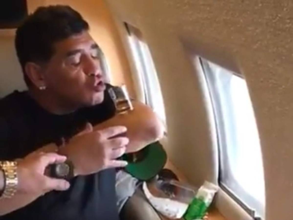 VÍDEO: La nueva maroma de Diego Maradona en su avión privado