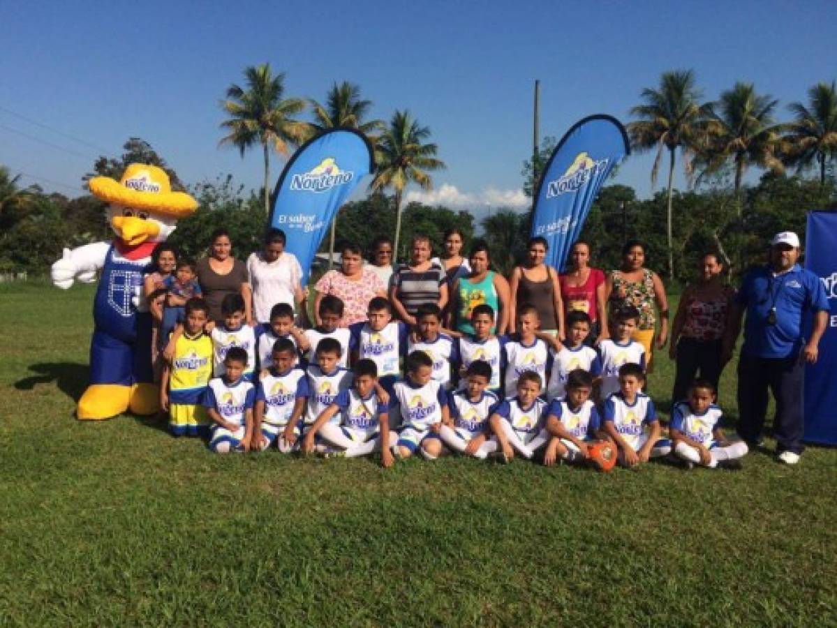 Equipo de niños olvidó los sacos para vestir uniformes de verdad