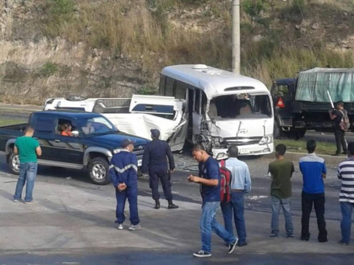 Microbuses 'brujo” y 'ejecutivo” colisionan y dejan doce heridos