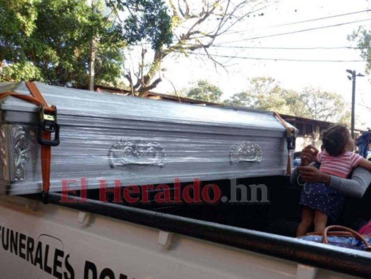 En horas de la mañana, se retiraron los restos de Evelyn Álvarez de la morgue capitalina. FOTO: Estalin Irías/EL HERALDO