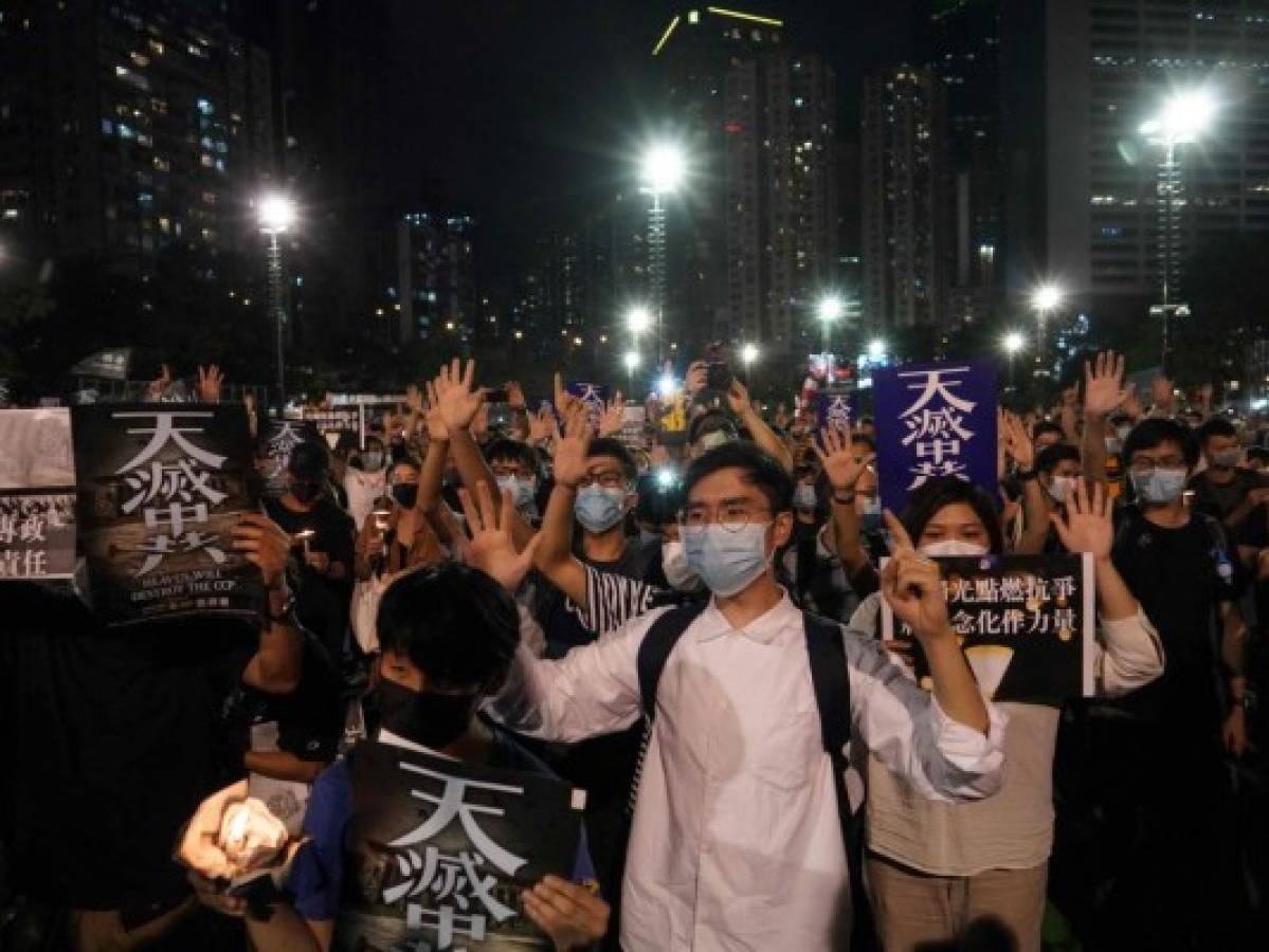 Miles de manifestantes desafían la prohibición de la vigilia de Tiananmen en Hong Kong