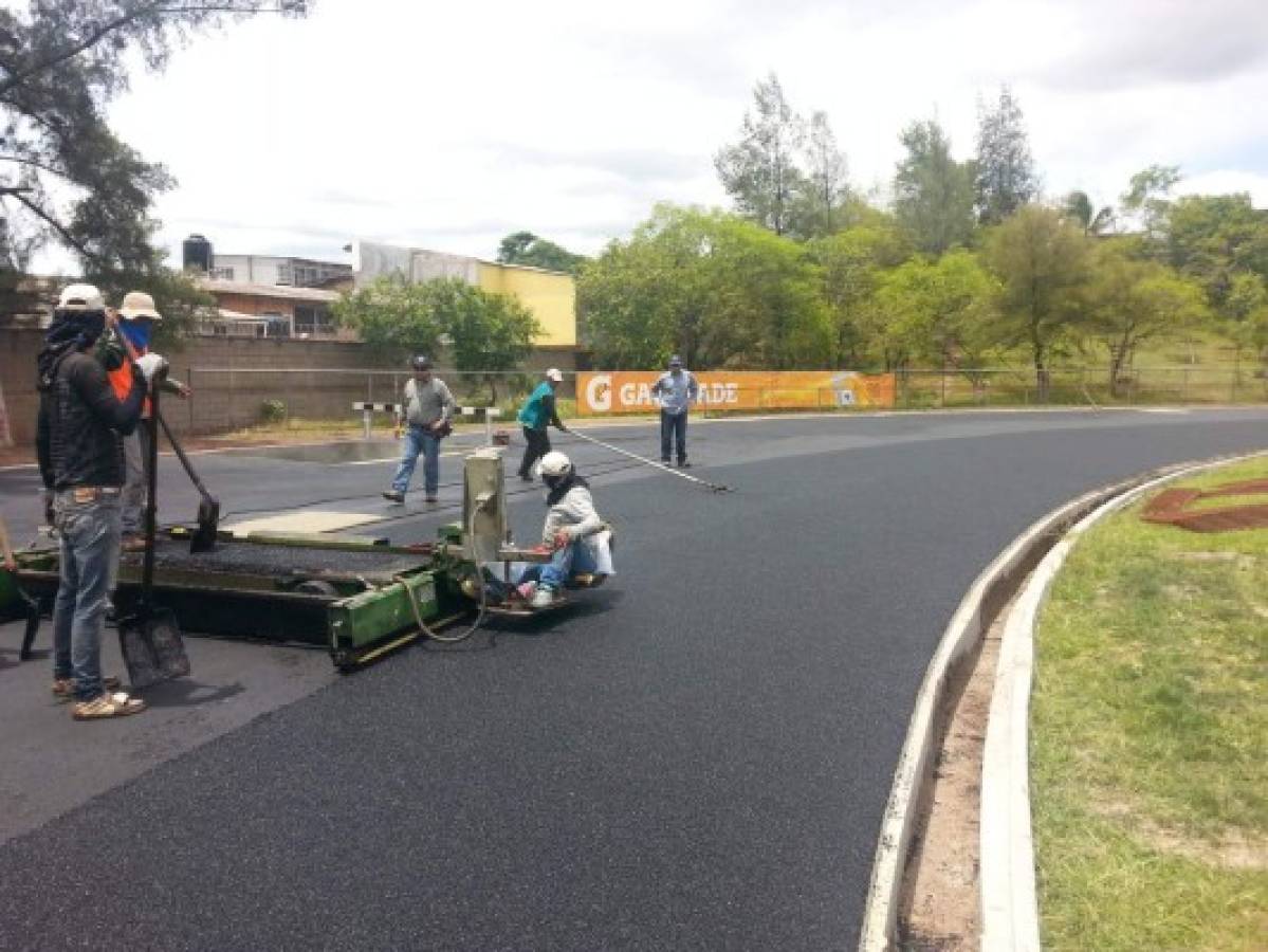 Instalan nueva pista de tartán en la Villa Olímpica