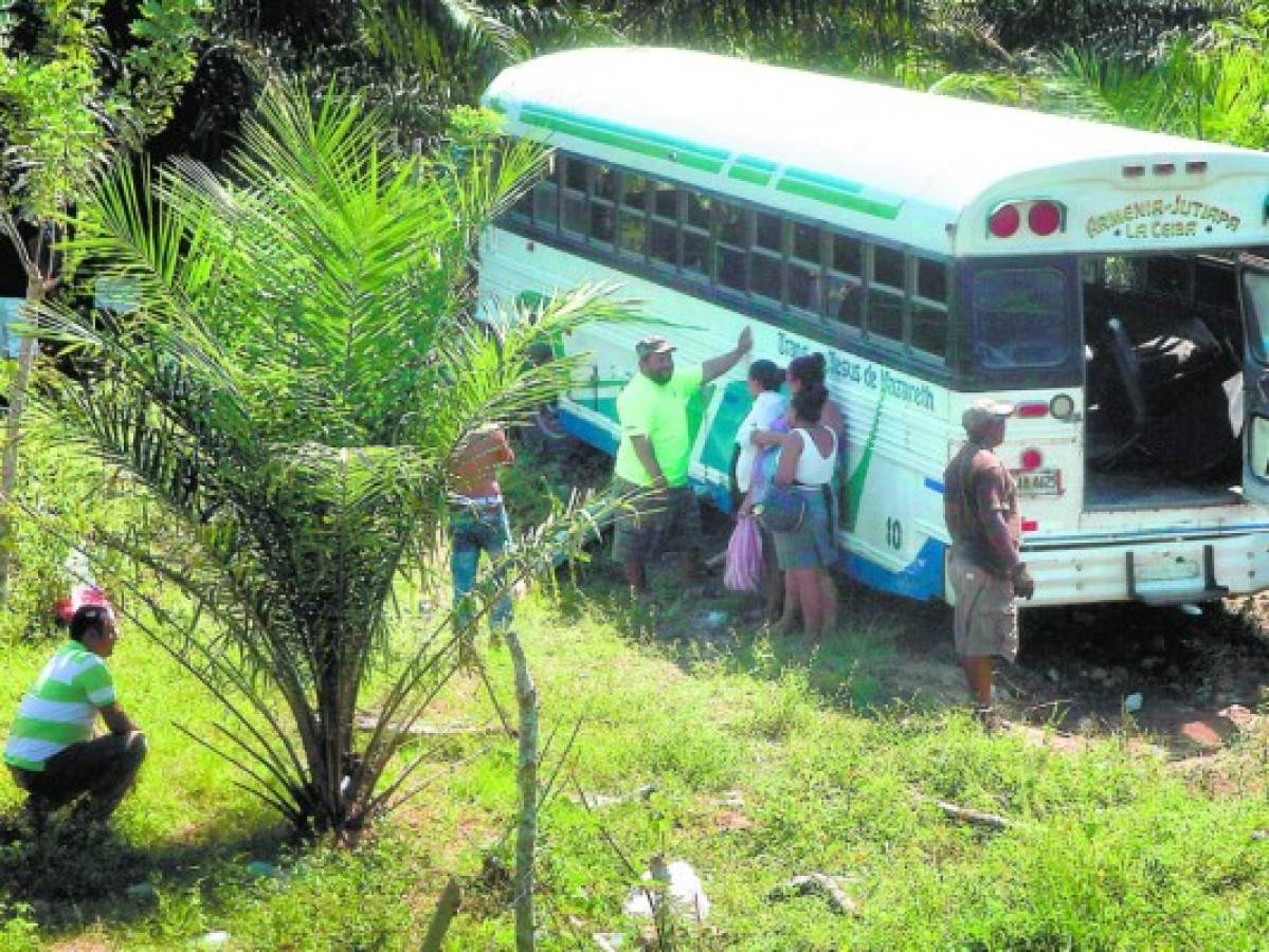 Accidente de autobús deja 20 personas heridas