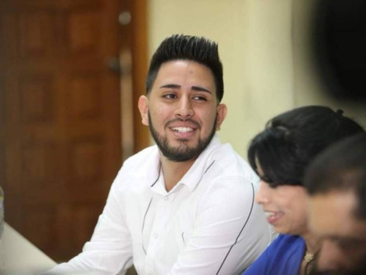 Kevin Solórzano recibe beca para terminar sus estudios universitarios