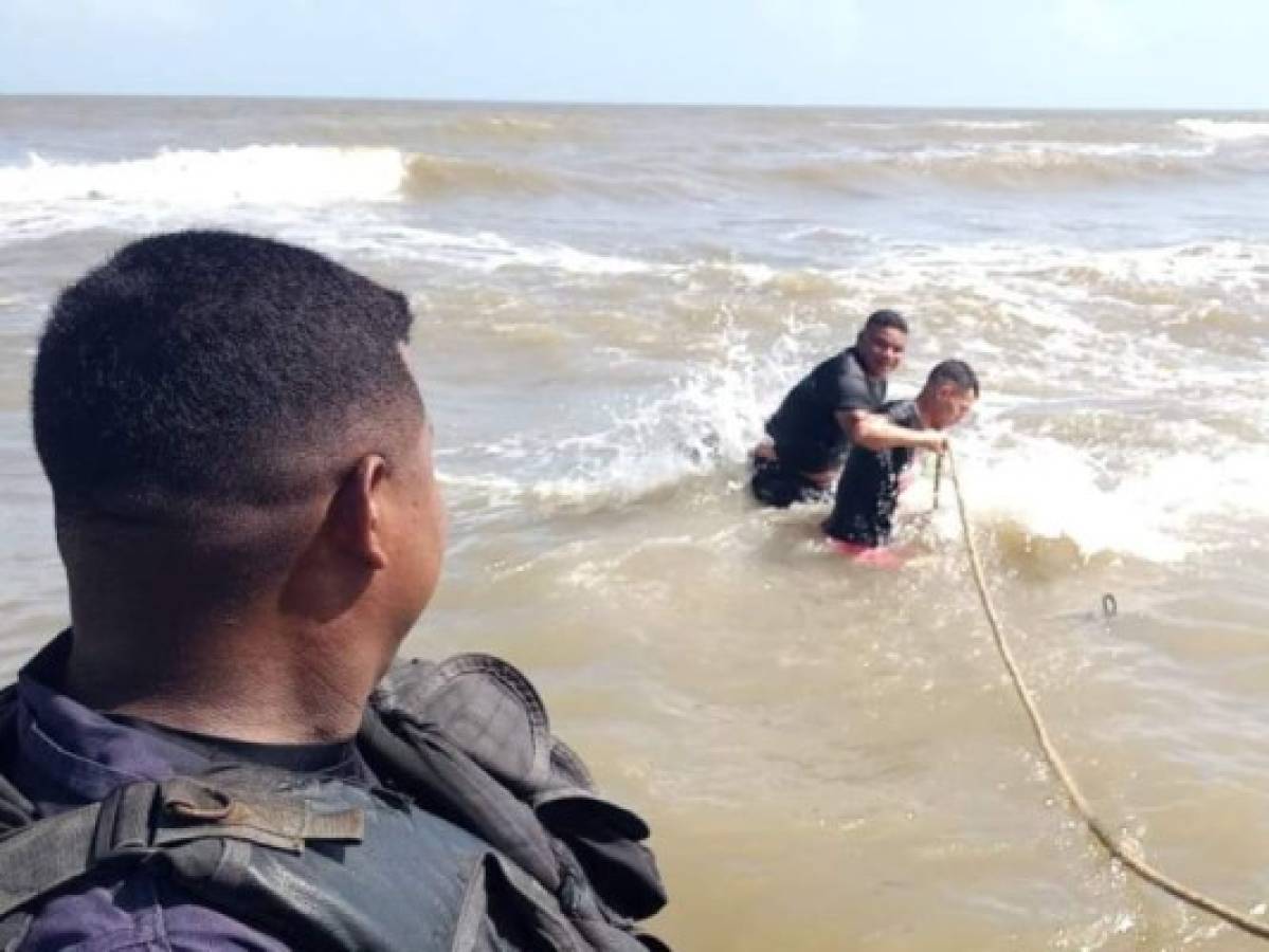 El fuerte oleaje no impidió que la Fuerza Naval lograra el rescate de todos los tripulantes.