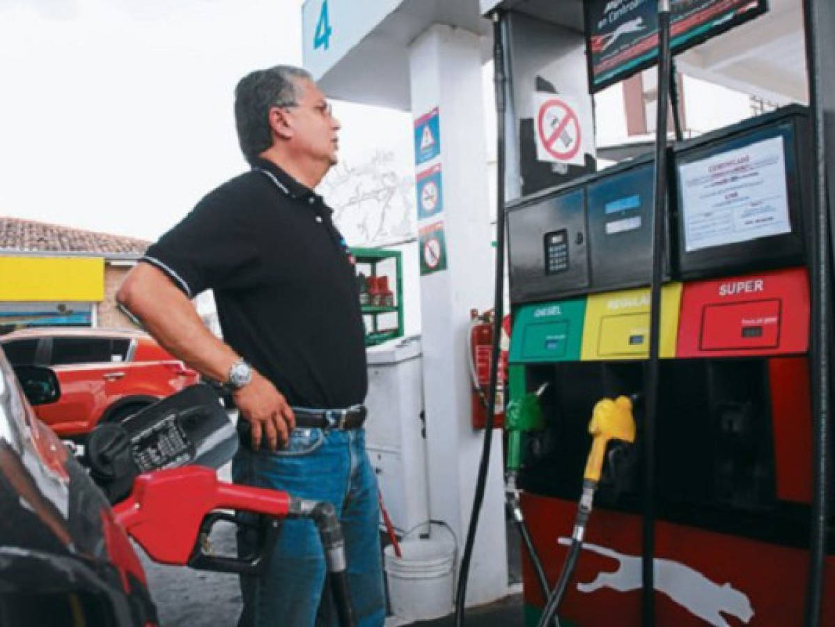 Hondureños ven disfrazado aumento en los combustibles