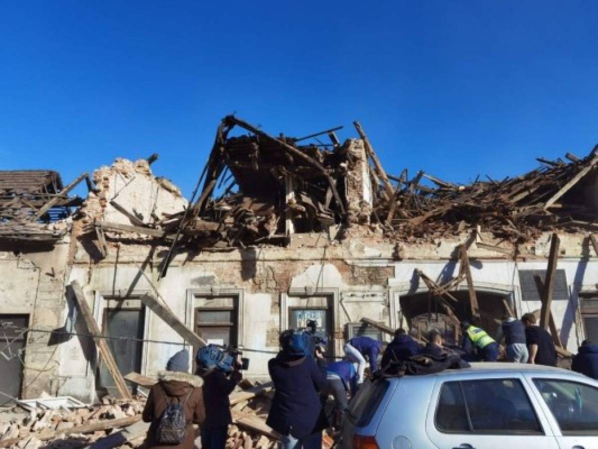 Una niña muere soterrada tras fuerte terremoto en Croacia