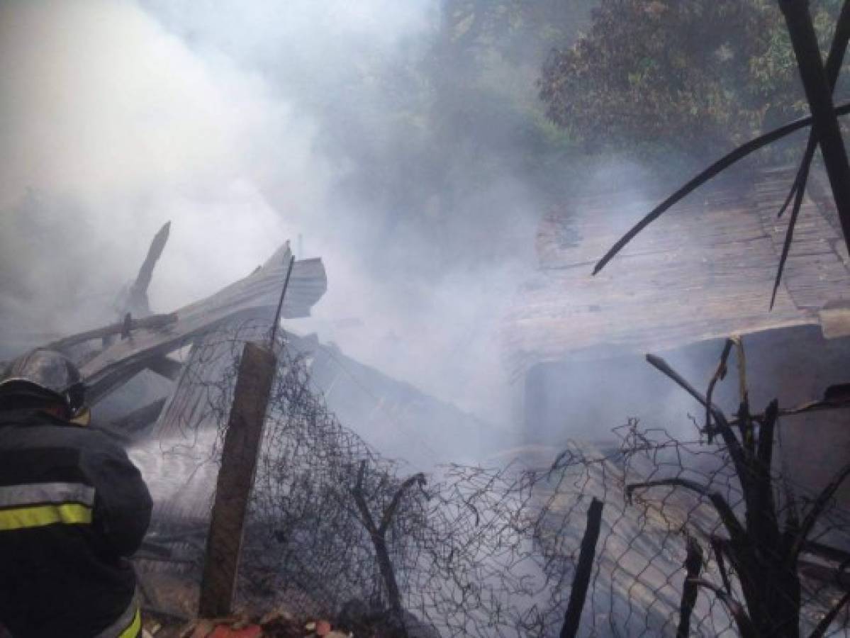 Atroz incendio devora cuarterías en la colonia Santa Cecilia de la capital de Honduras