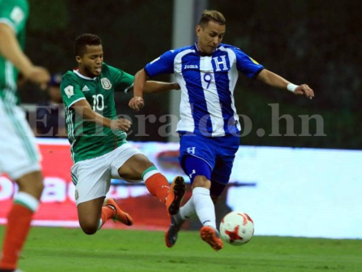 Erick Andino ante Gio Dos Santos en el estadio Azteca. (Foto: Ronal Aceituno)