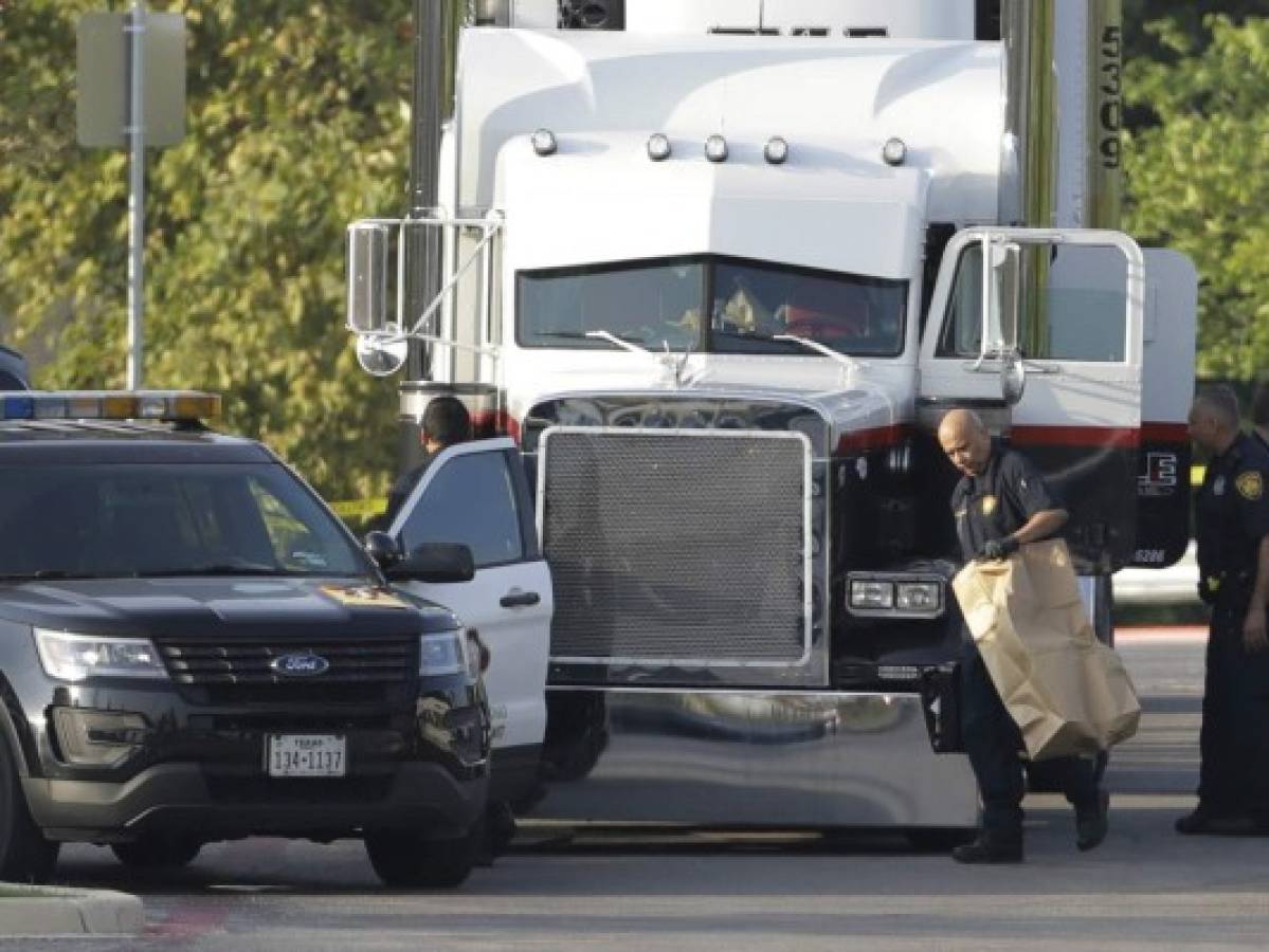 Texas: Hallan ocho migrantes muertos dentro de un camión