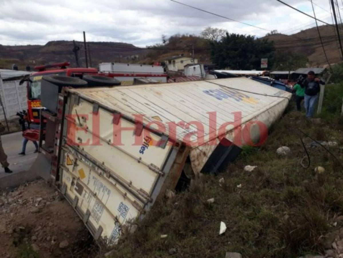 Tres heridos en volcamiento de una rastra en la carretera que conduce al sur de Honduras