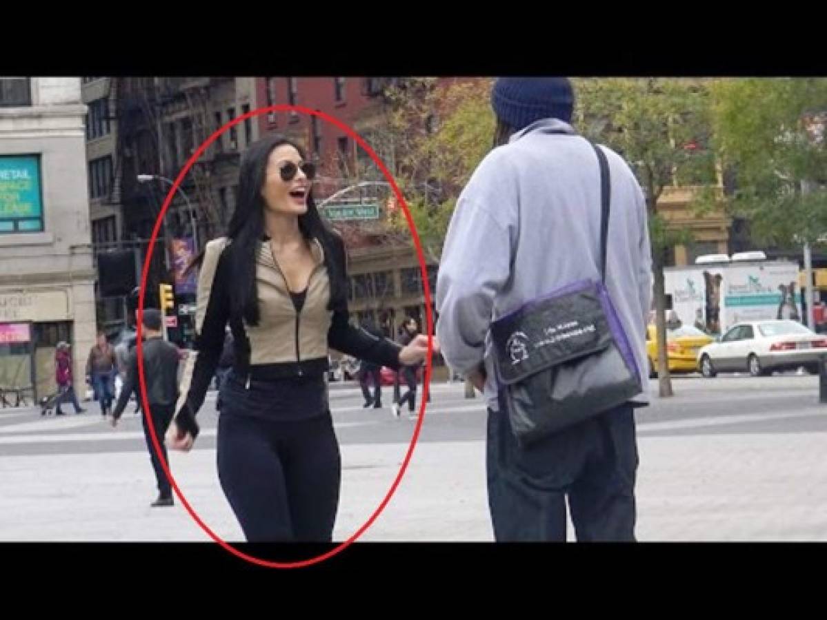 Esta hermosa mujer guarda un secreto bajo sus lentes de sol