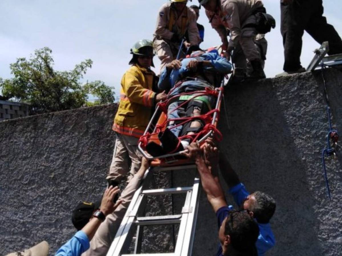 Rescatan a hombre de la tercera edad que cayó en cisterna del SANAA