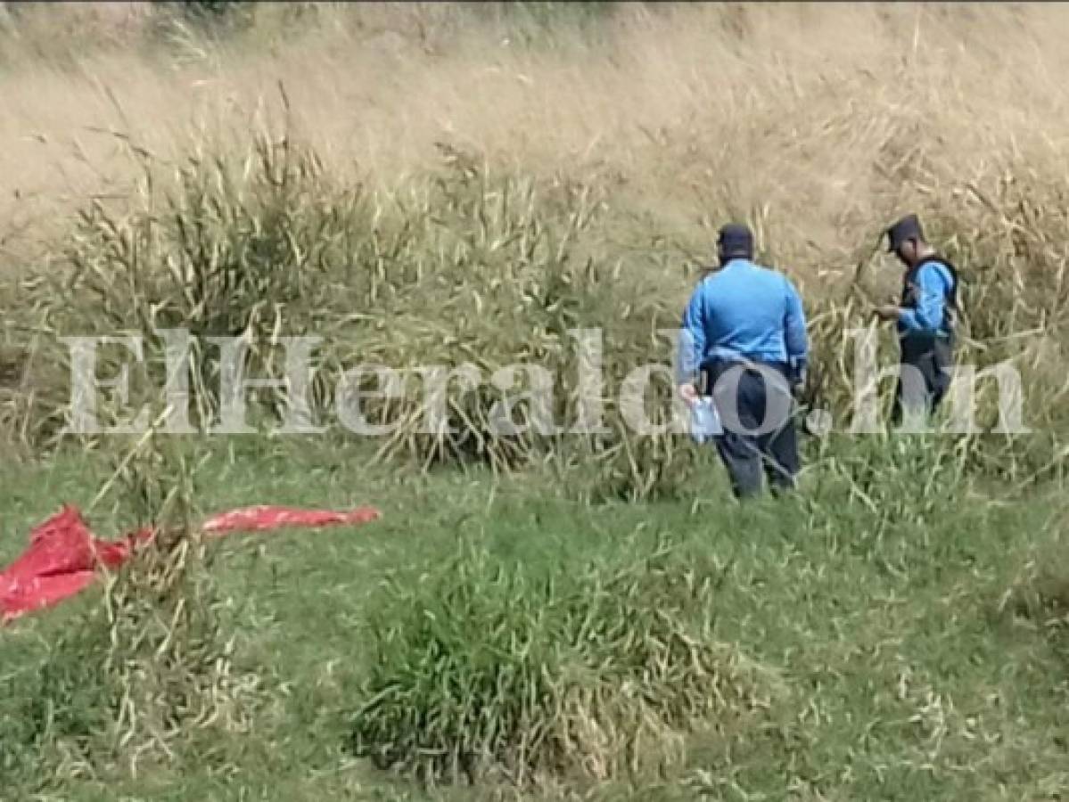 El cuerpo del ahora occiso permanecía cubierto por un plásico rojo en las inmediaciones del río Choluteca de la capital (Foto: Alex Pérez / Sucesos de Honduras / EL HERALDO Honduras / Noticias de Honduras)