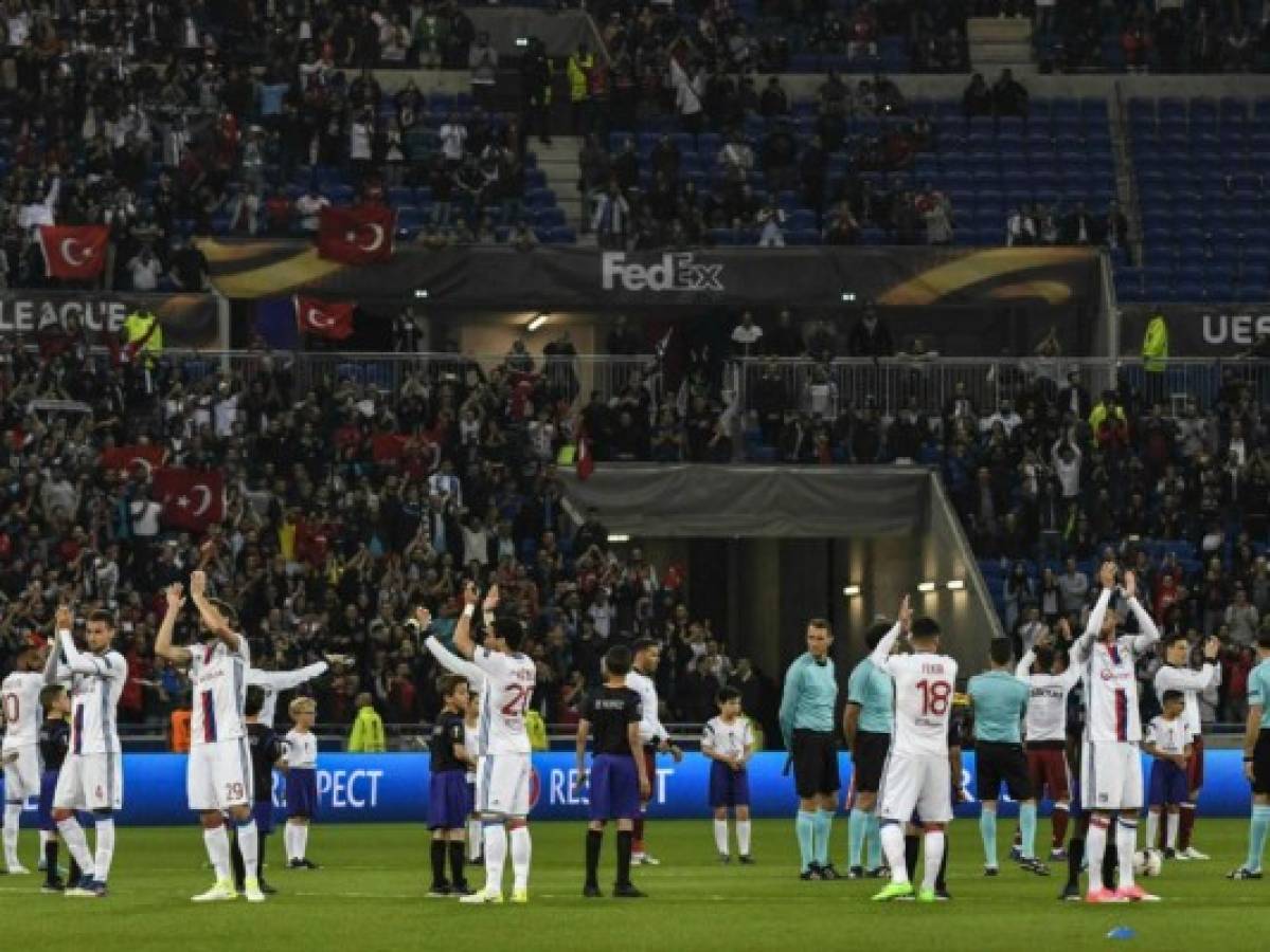 Lyon-Besiktas empezó con 45 minutos de retraso por invasión de campo