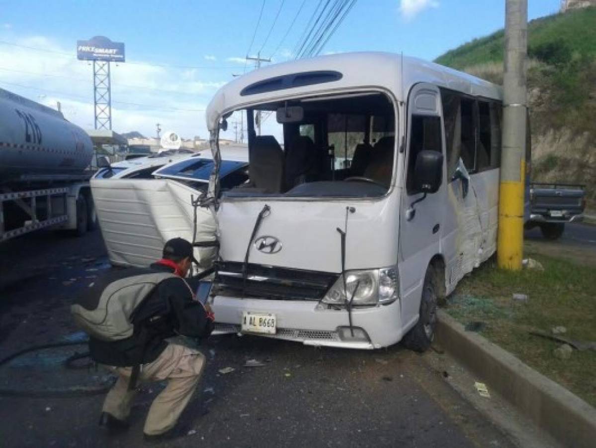 Microbuses 'brujo” y 'ejecutivo” colisionan y dejan doce heridos