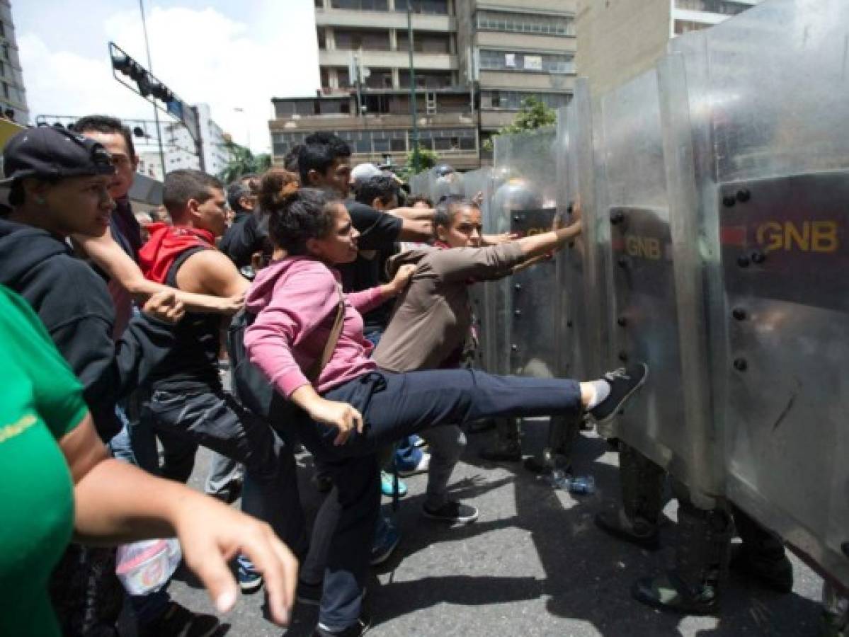 Se toman las principales calles de Venezuela por escasez de alimentos