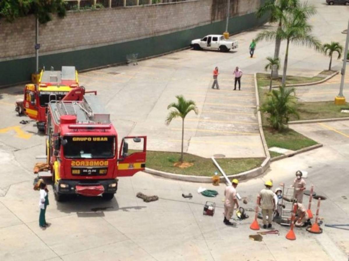 Hombre muere al caer a alcantarilla en centro comercial capitalino