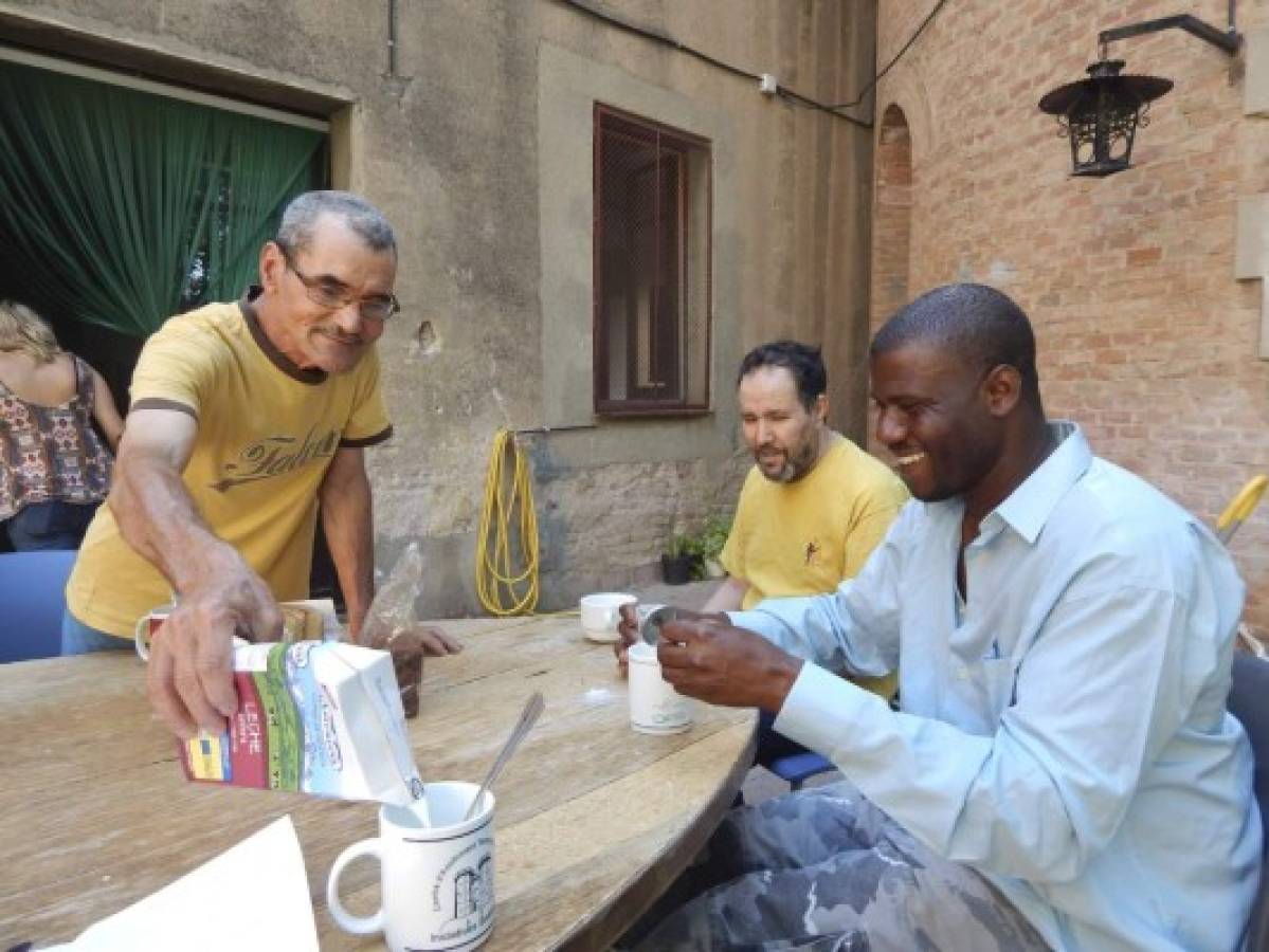 Aun en malos tiempos, este hombre marroquí es hospitalario con sus compañeros.