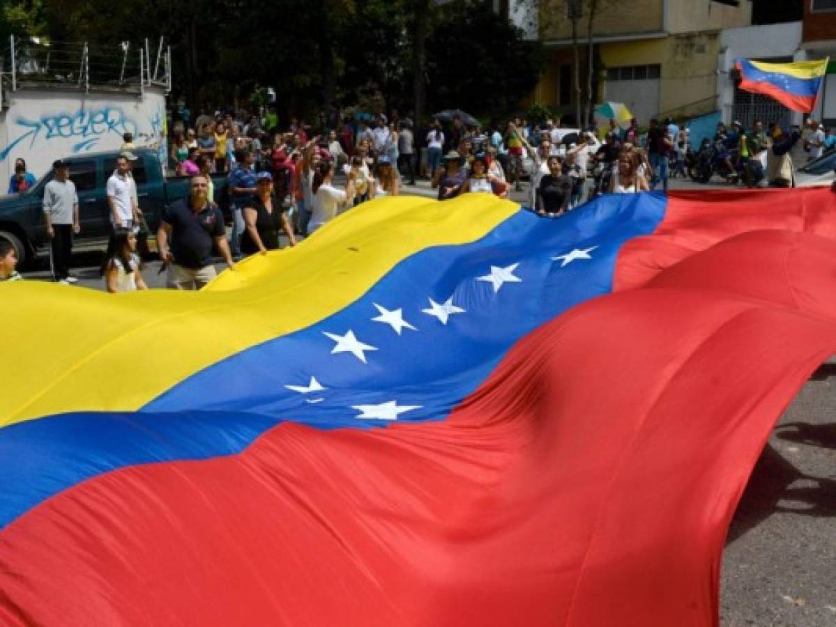 Opositores bloquean calles de Caracas en rechazo a Maduro y su Constituyente