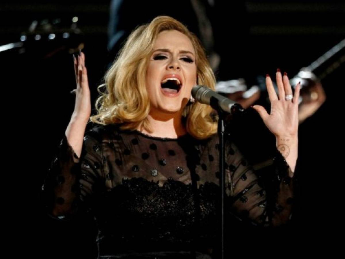 ¡Tremendo susto! Adele casi es atacada por un murciélago durante concierto