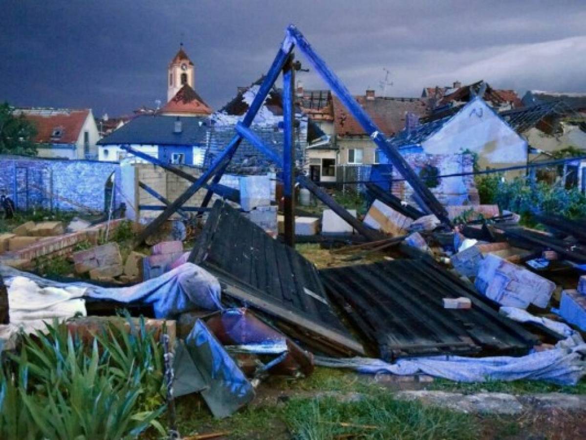 República Checa: 3 muertros, cientos de heridos por tornado  