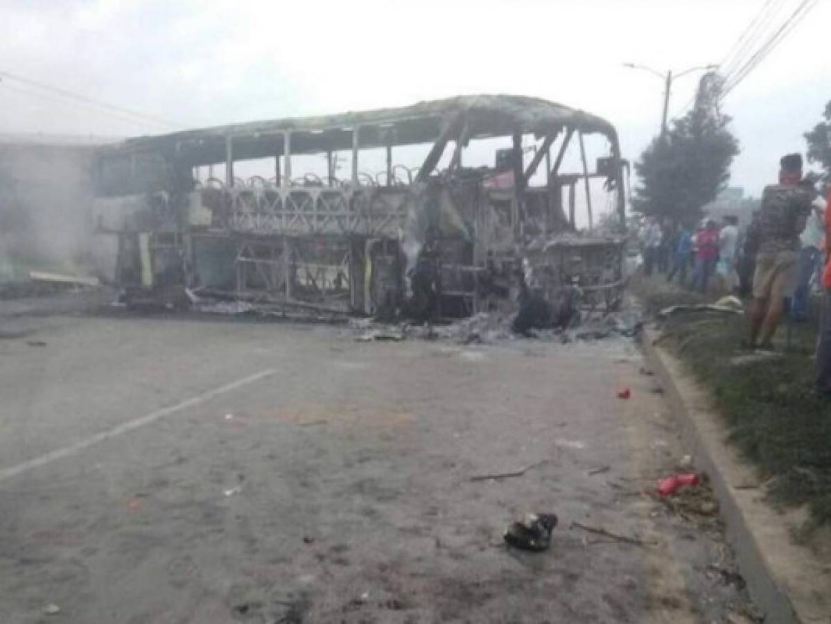 Manifestantes prenden fuego a bus de la empresa Mirna en San Pedro Sula