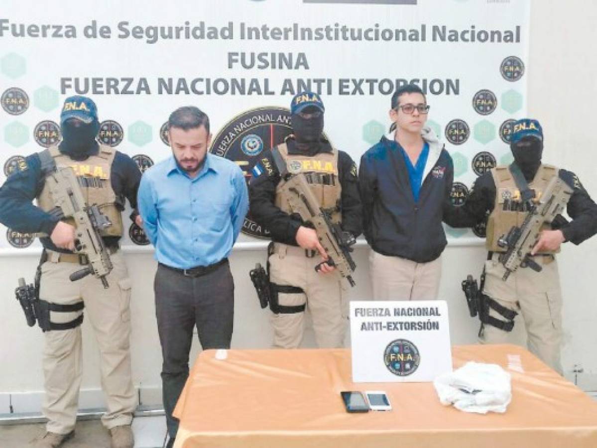 Por extorsión capturan a licenciado y masajista en un centro comercial capitalino