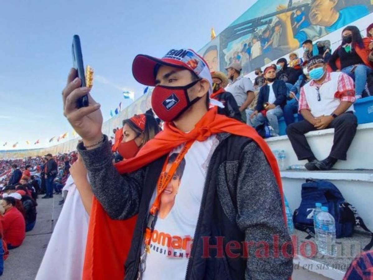 Pancartas y bailes: el ambiente en las graderías del Estadio Nacional durante toma de posesión (Fotos)