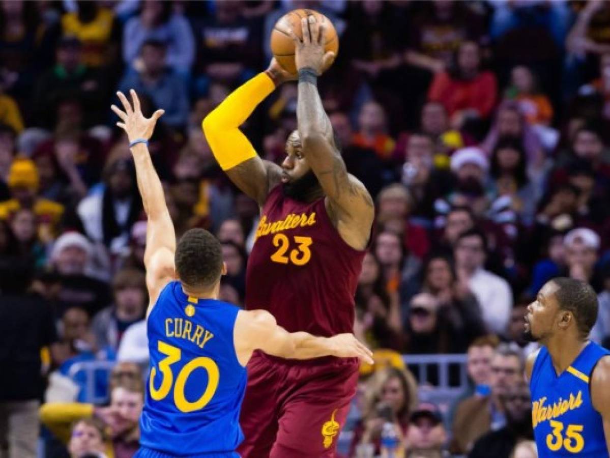 LeBron toma venganza ante los Warrios y llega a 300 puntos navideños