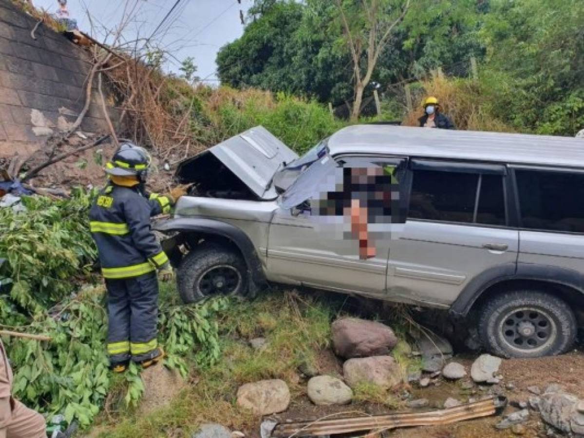 Equipos del Cuerpo de Bomberos llegaron para realizar el rescate, pero el conductor ya había fallecido.