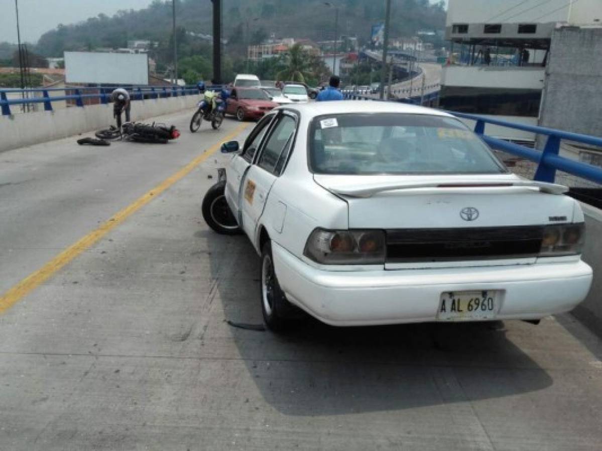 Fuerte choque entre taxi y motocicleta en nuevo puente aéreo de El Prado