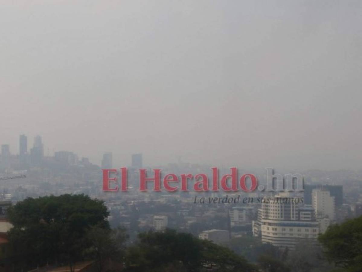 La capital amaneció bajo una espesa capa de bruma, producto de los constantes incendios en zacateras y bosques. Foto Johny Magallanes| EL HERALDO