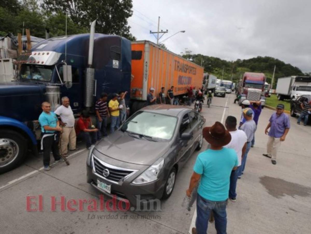 Los transportista solo permiten el paso de vehículos livianos, ambulancias y buses. Foto: David Romero/ EL HERALDO